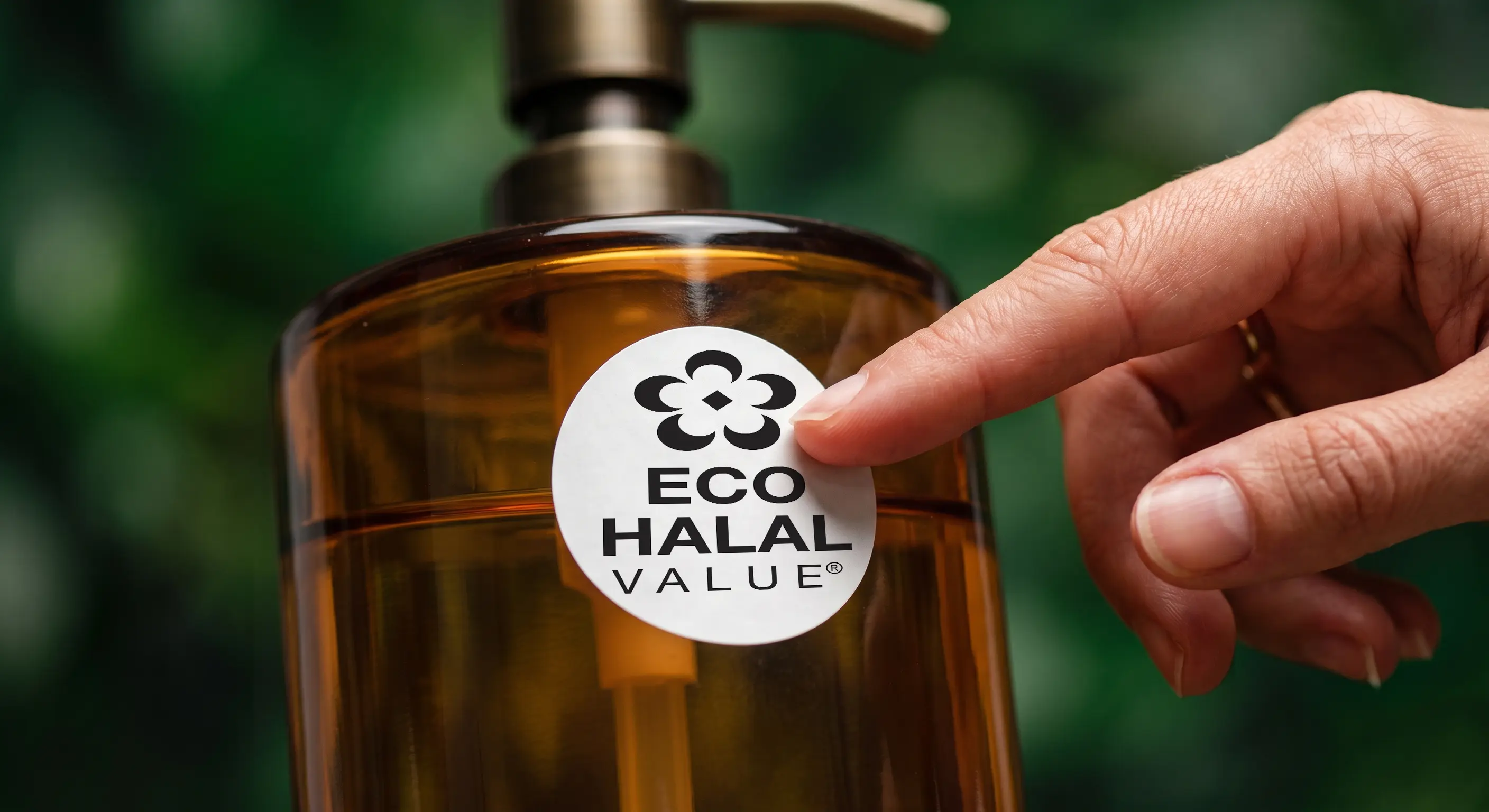 Productos cosméticos y documentos evaluados durante una certificación Halal.