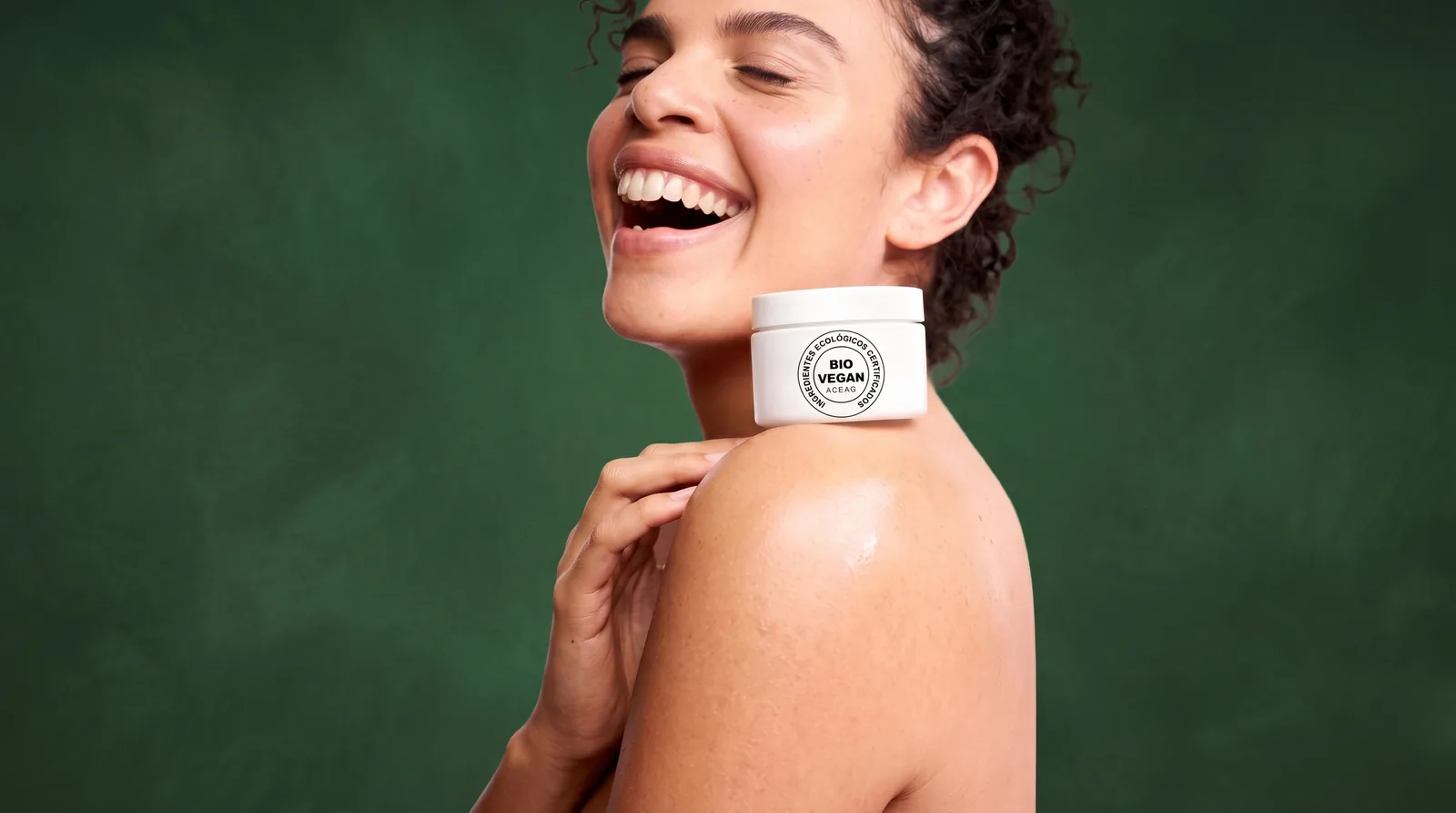 Productos de cosmética natural con documentación de certificación.